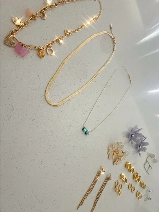 Women’s Jewelry Lot (12 Earrings, 3 Necklaces) - Picture 3 of 3